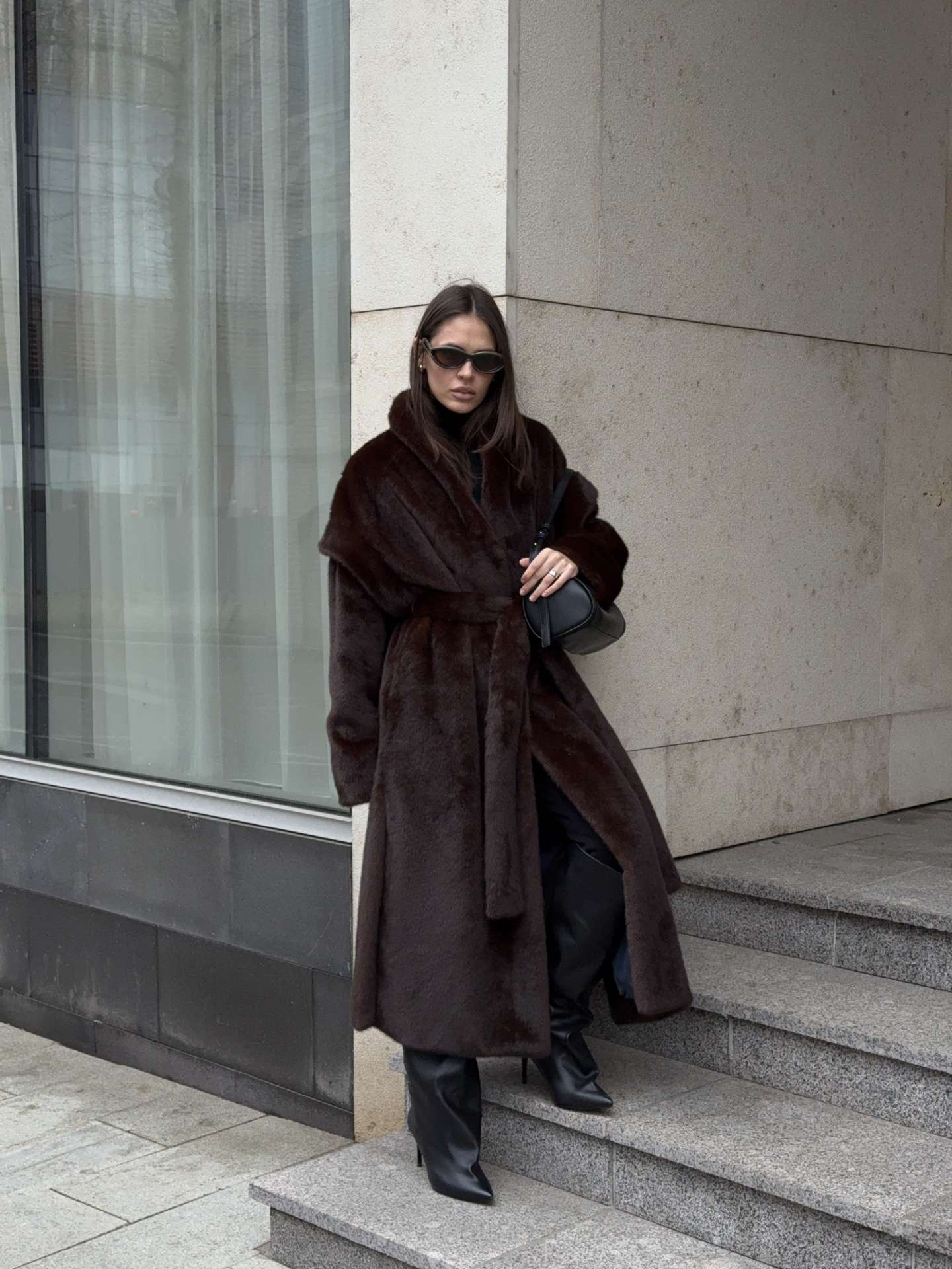 Коричневый